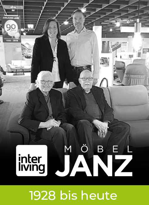 Familie auf Sofa in Möbelhaus.