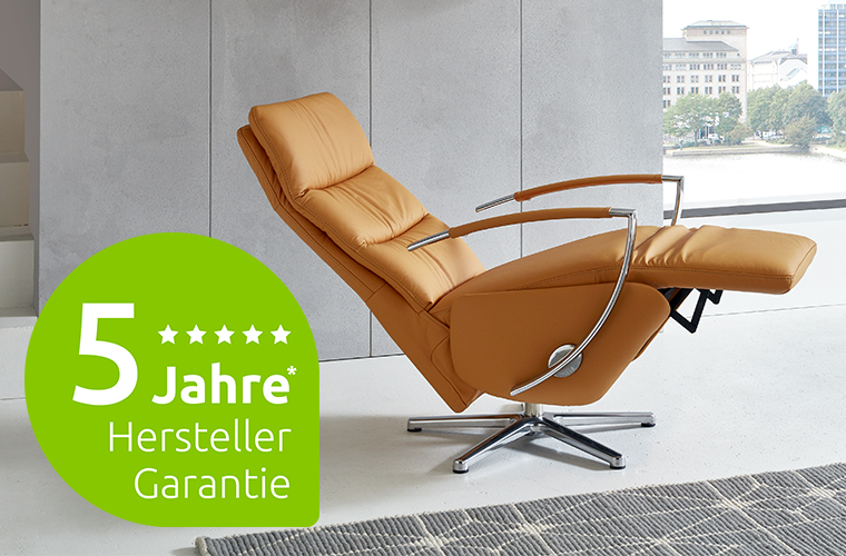 Heller Wohnbereich von Interlivning mit Einrichtung in Holzoptik.