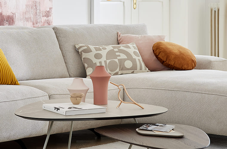 Helles Sofa mit dekorativen Kissen von Musterring.