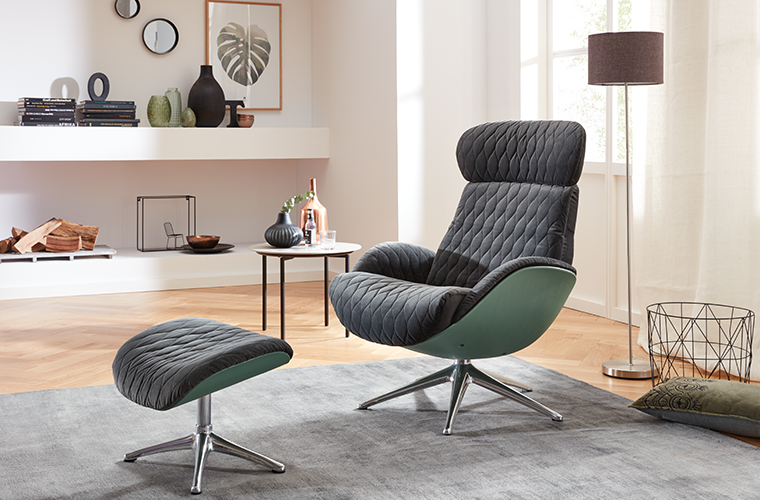 Brauner Relax-Sessel mit Armlehnen steht in einem hellen Zimmer