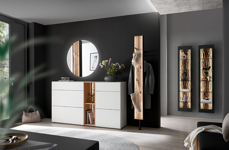 Weiße Garderobenkombination mit Bank, Schrank, Spiegel und Hakenpaneel.