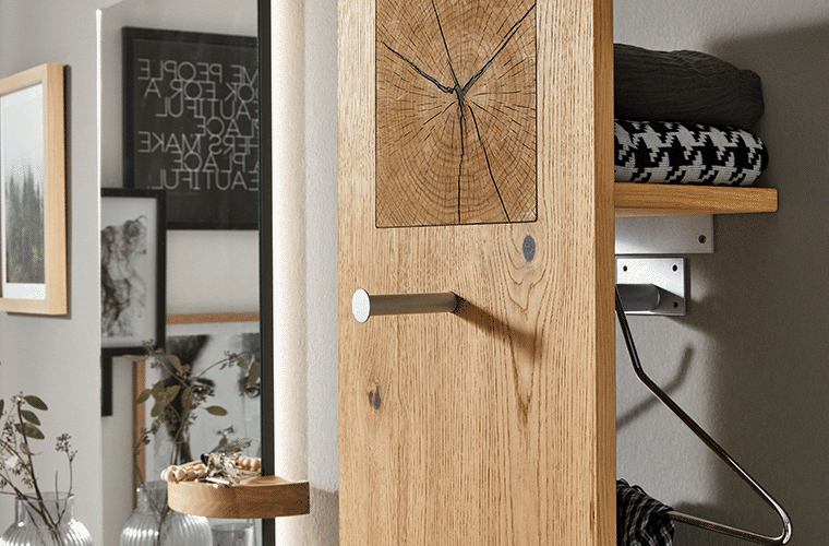 Garderobenpaneel von Interliving mit natürlicher Holzoptik und Ablageflächen.