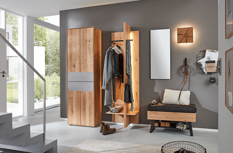 Interliving Garderobe mit Holzfronten, integrierten LED-Lichtelementen, Sitzbank und Spiegel.