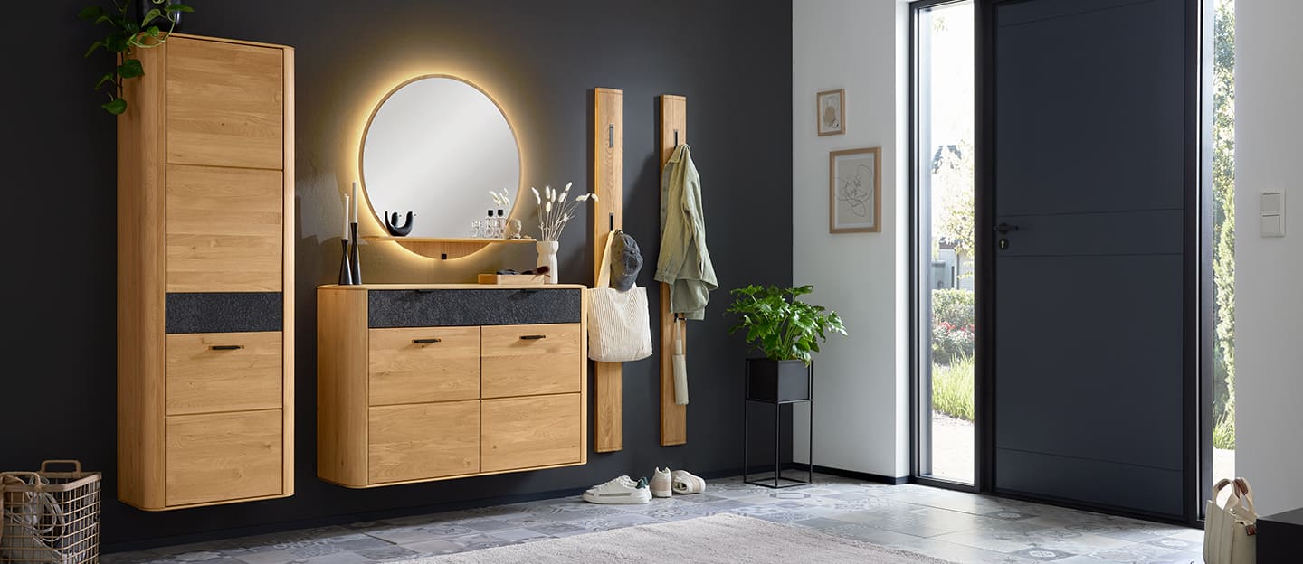 Garderobe in Holzoptik in einem hellen Zimmer und von der Marke Interliving