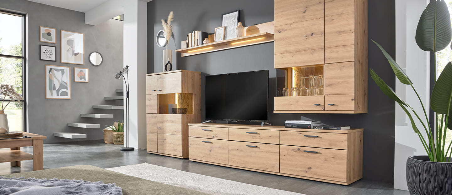 Paar wird freundlich vor einem Möbelhaus verabschiedet.