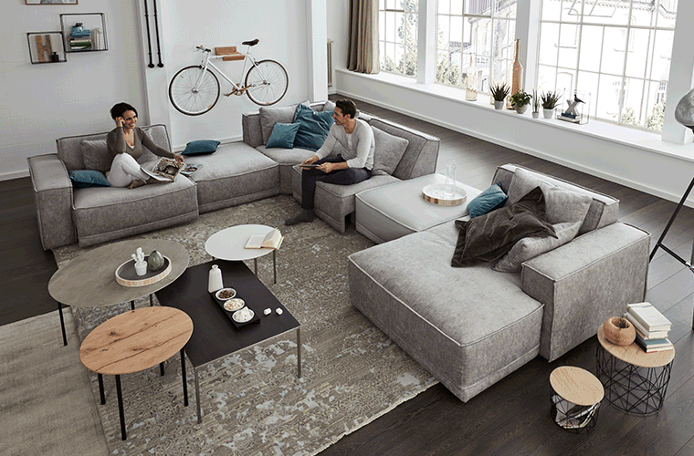 Wohnlandschaft von Interliving in Grau in einem modernen Wohnzimmer.