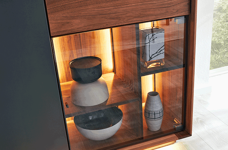 Moderner, beleuchteter Schrank in Holzoptik von der Marke Interliving.