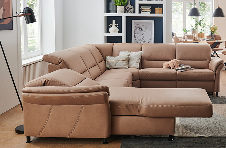 Graues Ecksofa von Modulmaster in hellem Wohnzimmer.