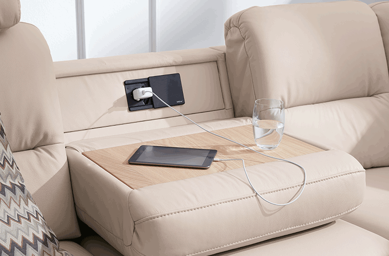 Beiges Modulmaster-Sofa mit integrierter Ablagefläche und USB-Anschluss.