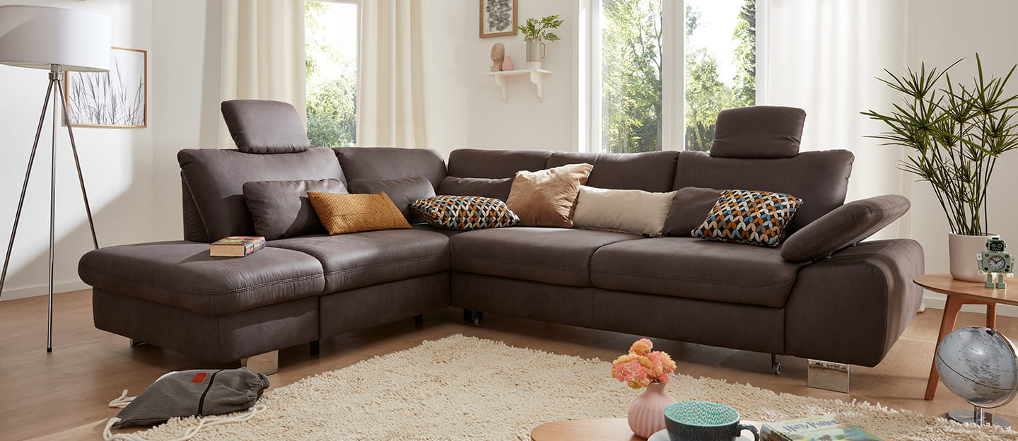 Familie auf grauem Ecksofa von Modulmaster.