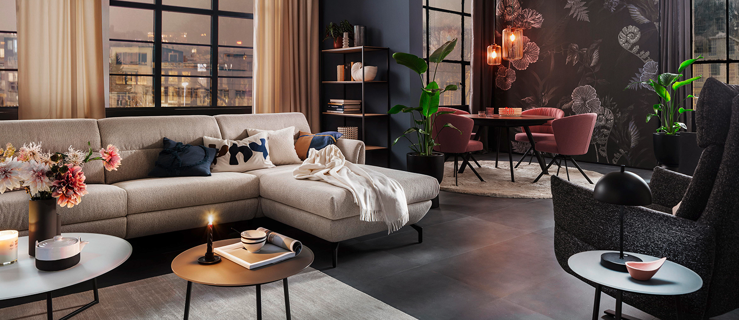 Graues Ecksofa aus der SCHÖNER WOHNEN-Kollektion.