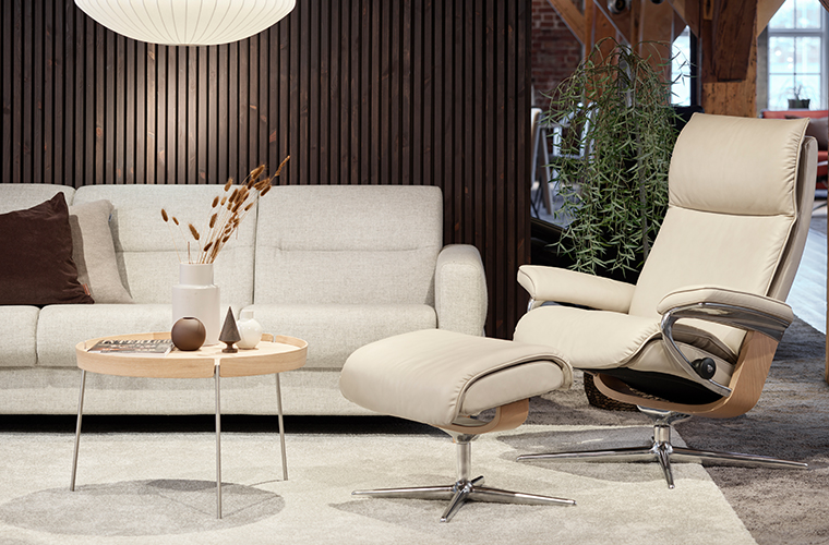 Gelbes Stressless®-Sofa mit passendem Relaxsessel.