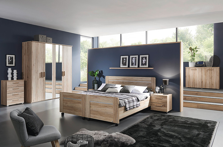 Modern eingerichtetes Schlafzimmer mit Holzmöbeln und dunklen Akzenten.