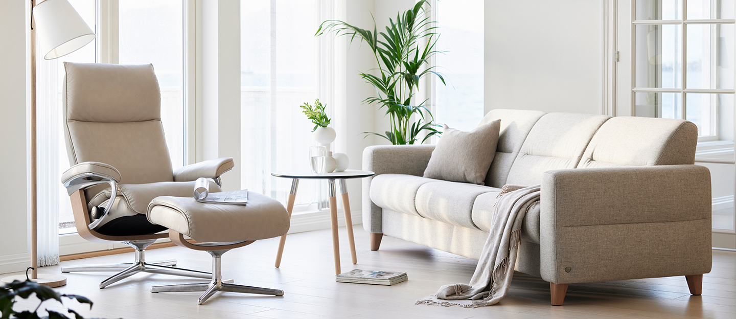 Polstergarnitur mit Relaxsessel von Stressless® in modernem Wohnzimmer.