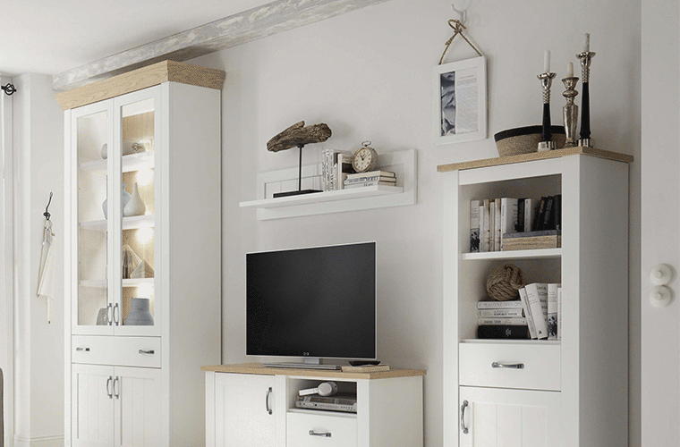 Wohnwand im Landhausstil mit weißen Möbeln und Holzakzenten der Marke Sylt-Living.