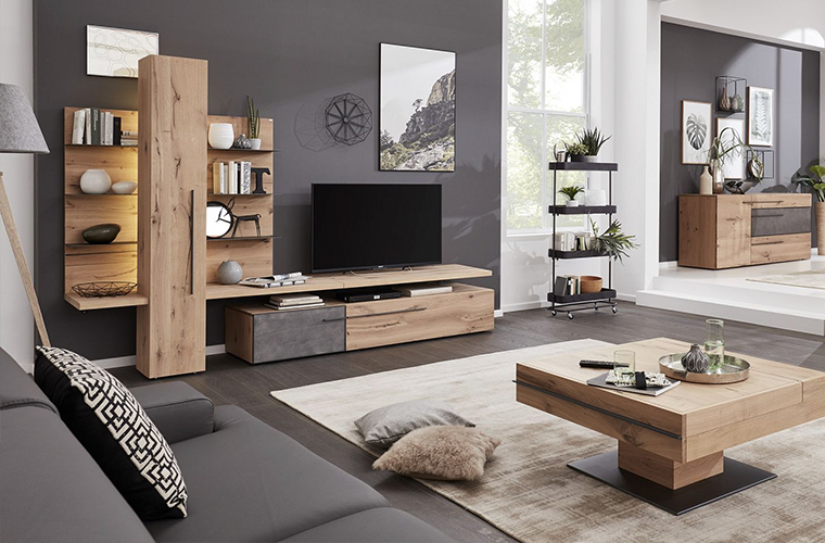Modernes Wohnzimmer mit Sofa und TV-Wand in hellen Grautönen.