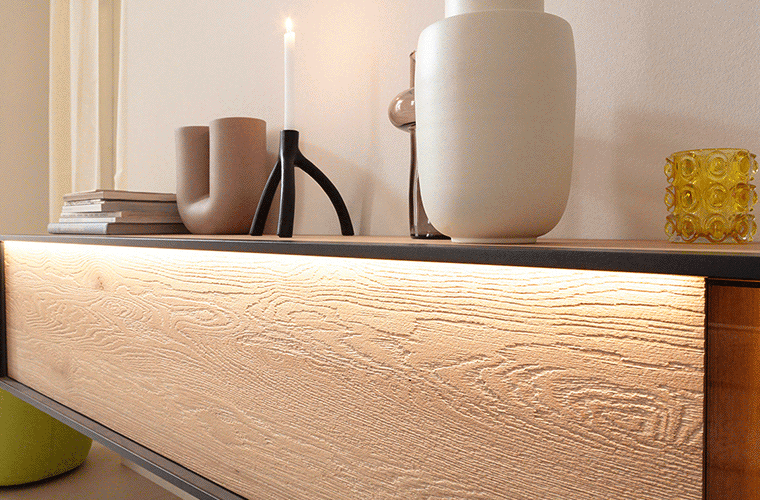 Sideboard mit Holzfront und Beleuchtung von der Marke SCHÖNER WOHNEN.