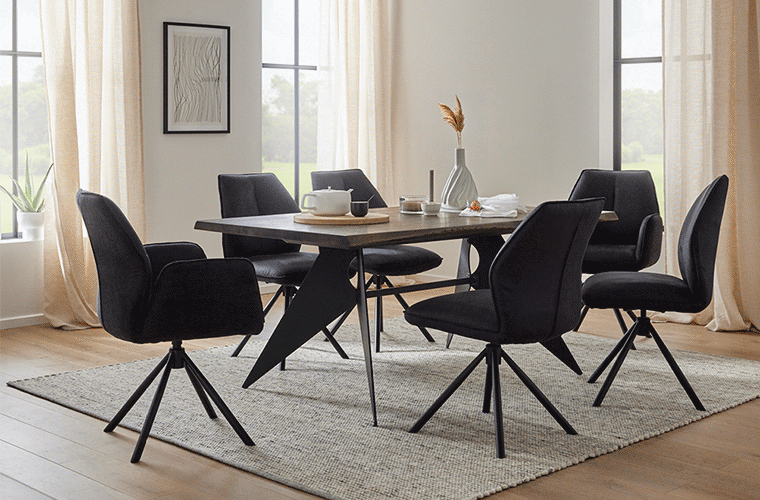 Modernes Esszimmer mit schwarzem Tisch und sechs schwarzen Stühlen.