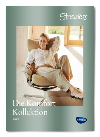 Cover des Stressless-Katalogs mit Frau im beigen Relaxsessel vor hellem Hintergrund.