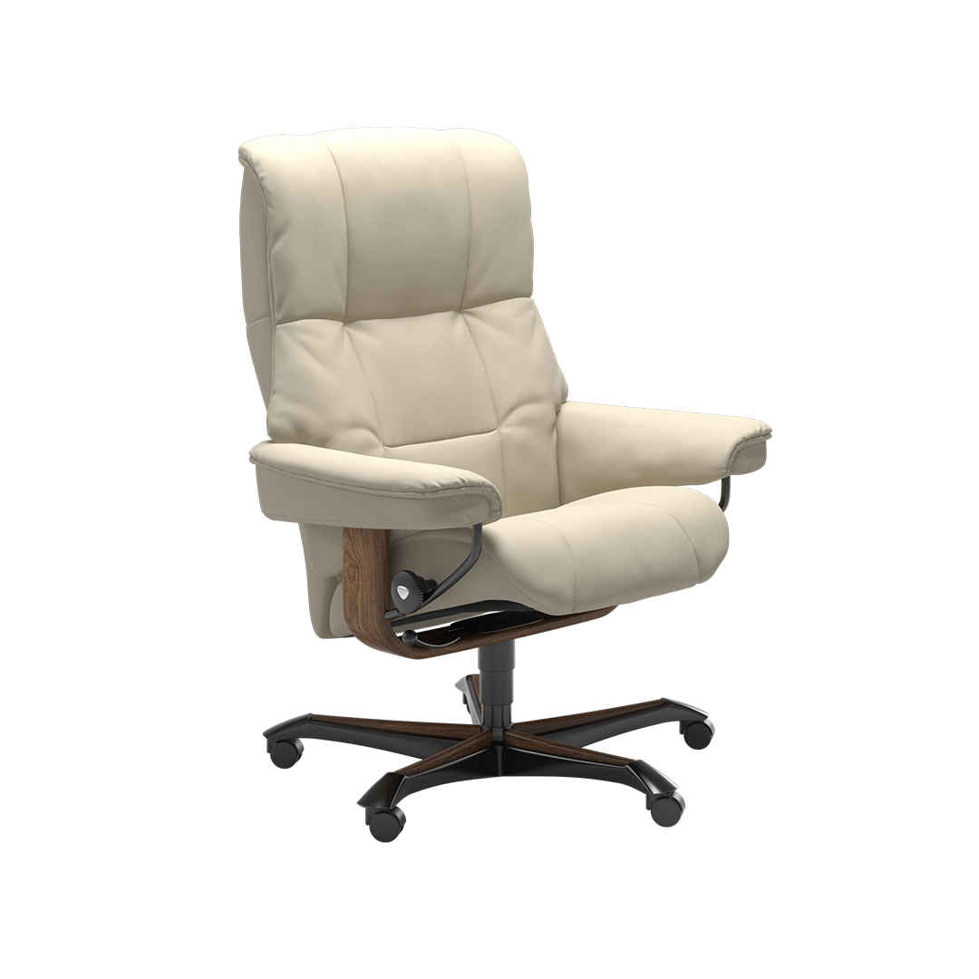 Beiger Stressless® Sessel mit Fuß aus Holz vor weißem Hintergrund.