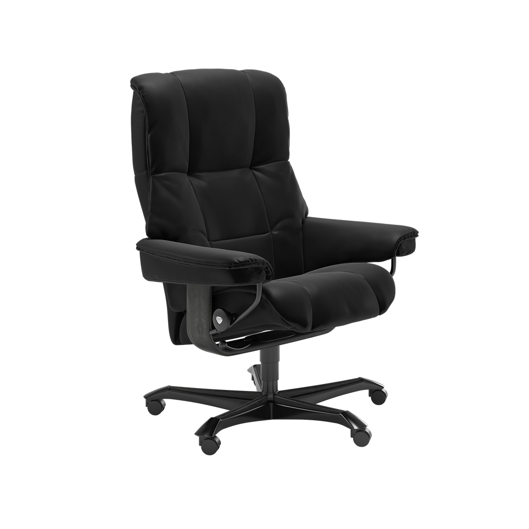 Schwarzer Stressless® Sessel mit schwarzem Fuß vor weißem Hintergrund.