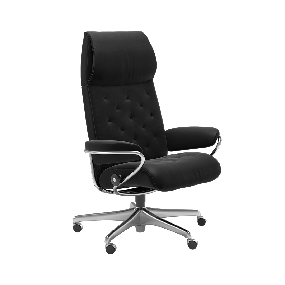 Schwarzer Stressless® Sessel mit Fuß aus Metall vor einem weißen Hintergund.