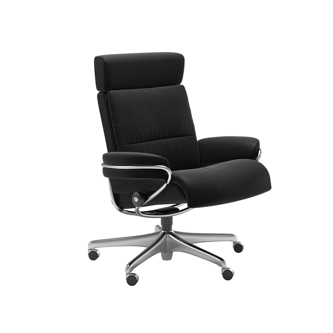 Schwarzer Stressless® Sessel mit Fuß aus Metall vor einem weißen 