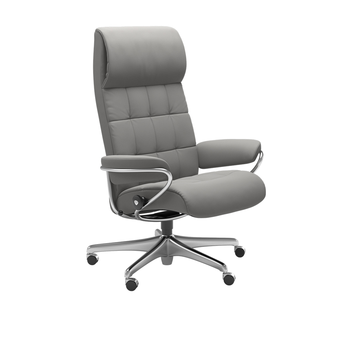 Grauer Stressless® Sessel vor weißem Hintergrund.