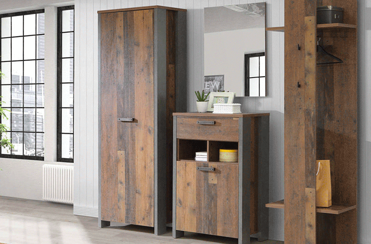 Garderobenset aus Holz mit Spiegel und Stauraum.