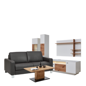 Schwarzes Sofa, hölzerner Couchtisch und weiße Wohnwand mit Holzdetails