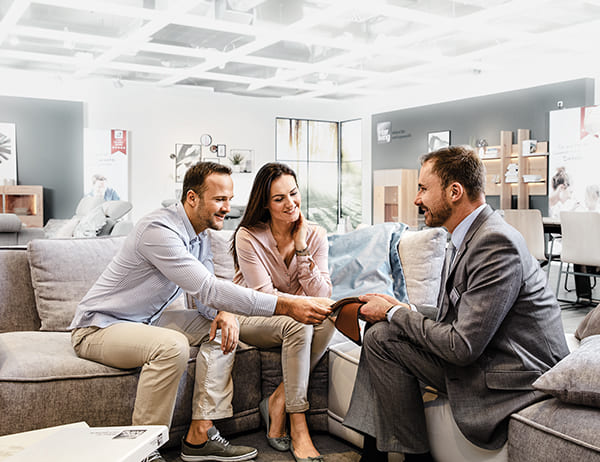 Pärchen wird beraten im Möbelhaus.