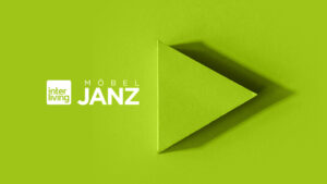 Ein Playbutton, das Möbel Janz Logo und das Interliving Logo vor einem grünem Hintergrund