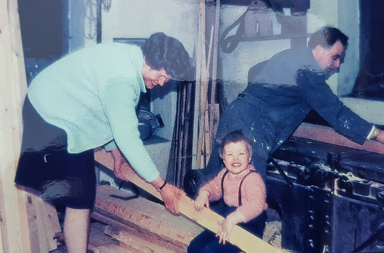 Ein altes Foto vonn zwei Personen, welche etwas aufbauen.