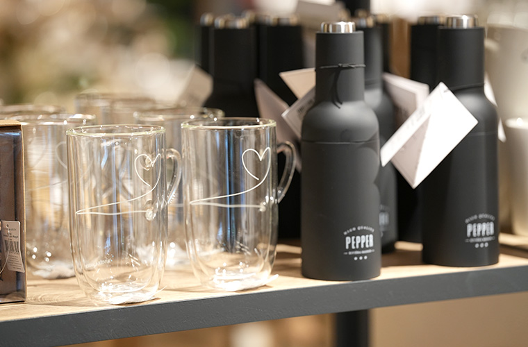 Regalansicht mit verschiedenen Gläsern und Flaschen.