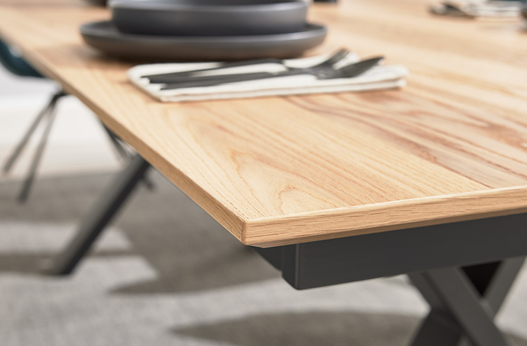 Nahaufnahme einer Tischplatte aus hellem Holz.