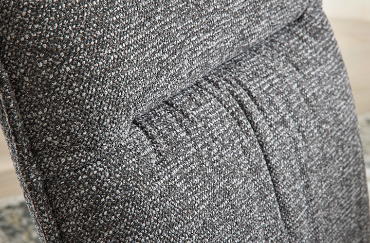 Detailaufnahme eines melierten, dunkelgrauen Stuhls.