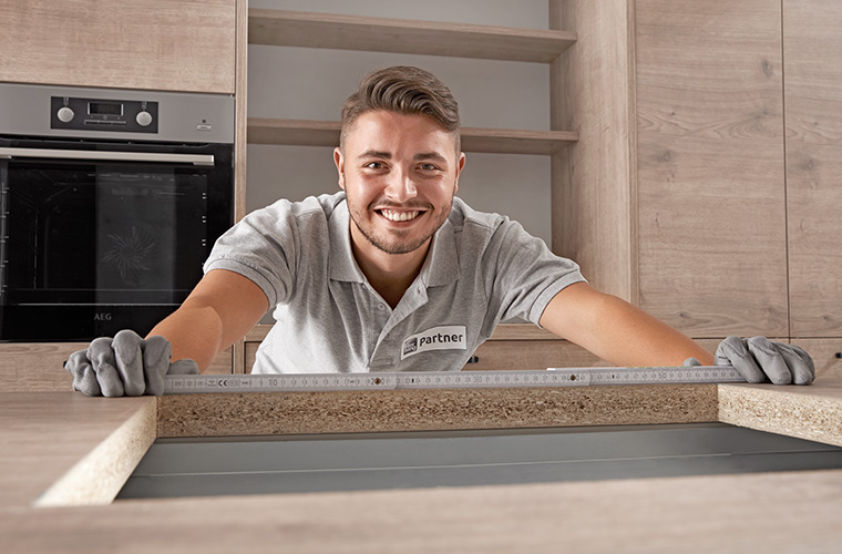 Monteur arbeitet gut gelaunt.