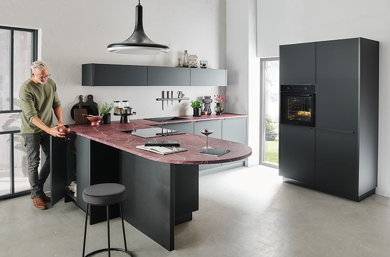 Dunkle Küche mit roter Platte.