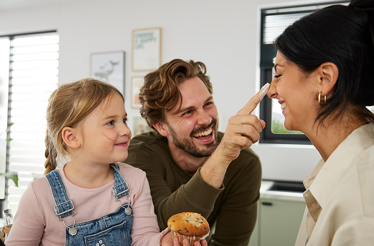 Glückliche Familie hat spaß in der gemeinsamen Küche.