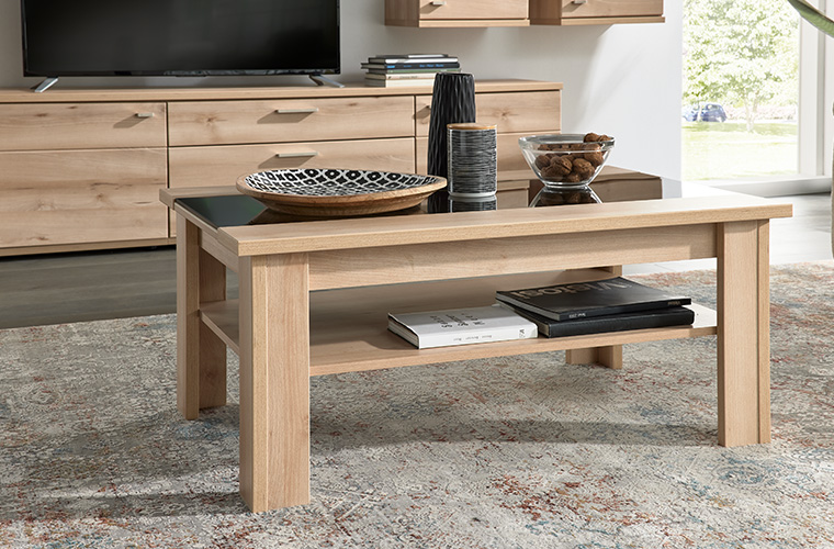 Hölzerner Couchtisch mit Ablagefach in einem hellen Wohnzimmer.