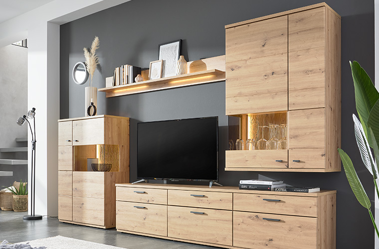 Wohnwand aus hellem Eichenholz mit TV-Fach, Vitrinen und Unterschränken.