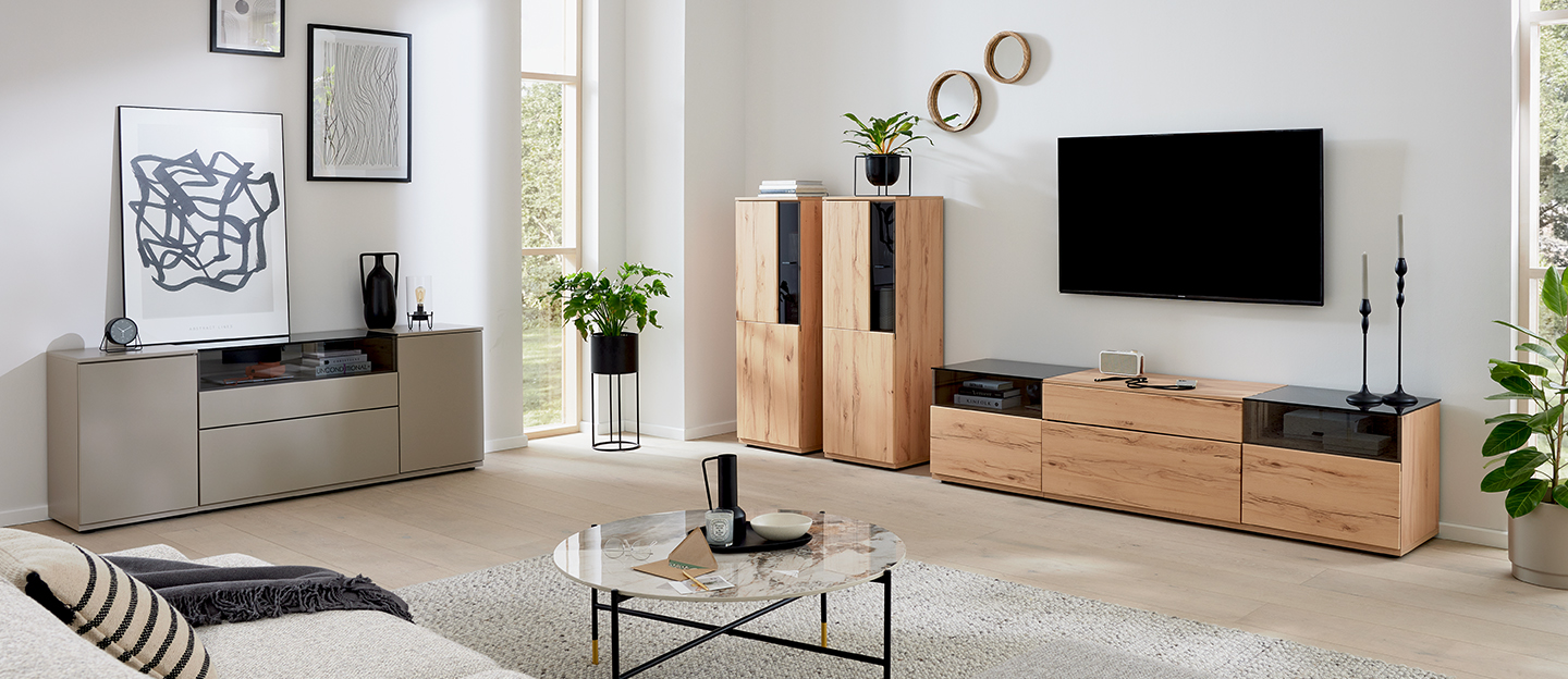 Helles Wohnzimmer mit vielen Holzdetails.