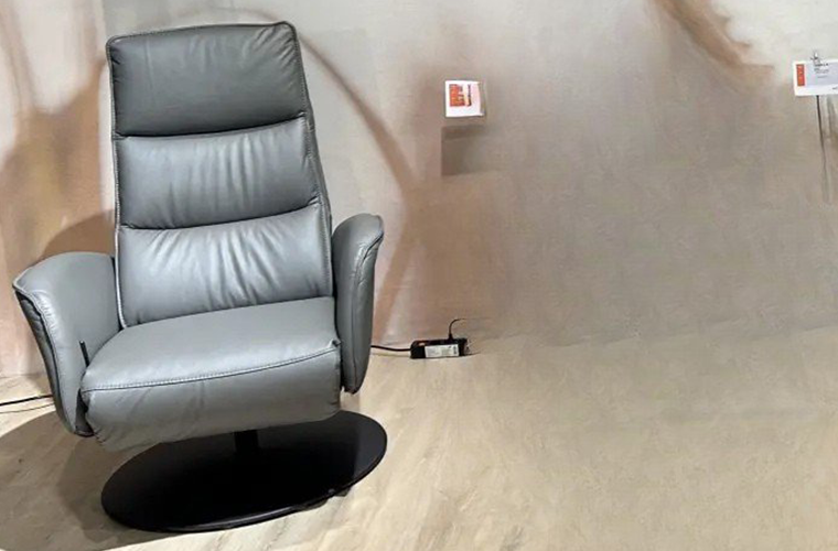 Drehsessel Skrollan in dunkler Lederoptik.