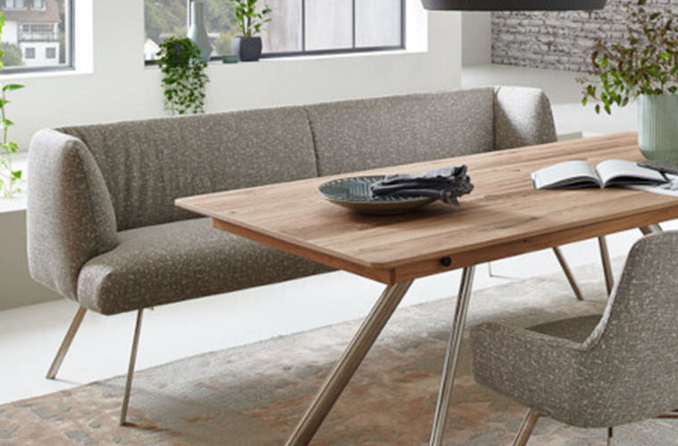 Gepolsterte Sitzbank Impuls P2 Opal mit Stoffbezug und Metallbeinen.