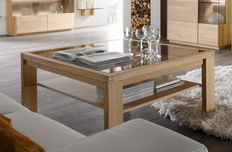 Couchtisch „Hagen Plus“ aus Holz mit Glasplatte und Ablage.