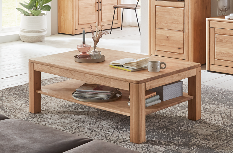 Couchtisch „Manresa“ aus Holz mit Ablagefach.