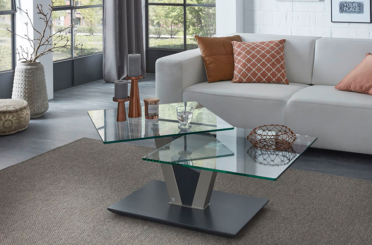 Couchtisch „Thulba“ mit zwei versetzten Glasplatten und modernem Metallgestell.