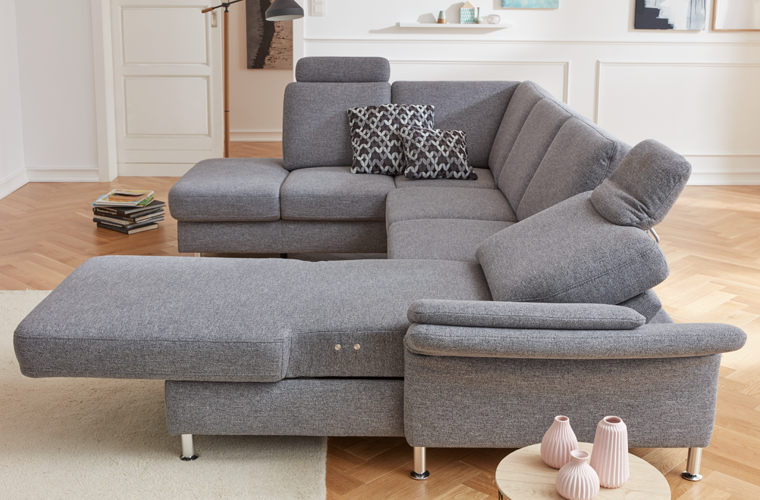 Moderne Wohnlandschaft „Lena“ in Grau mit Recamiere und verstellbaren Rückenlehnen.