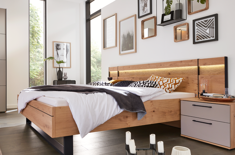 Bett „IL 1024“ in Holzoptik.