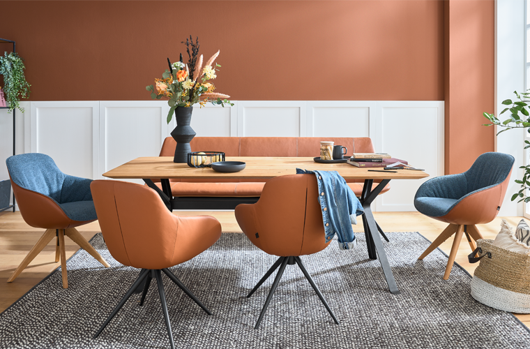 Essgruppe „IL5115“ mit Holztisch, gepolsterten Stühlen und Sitzbank.